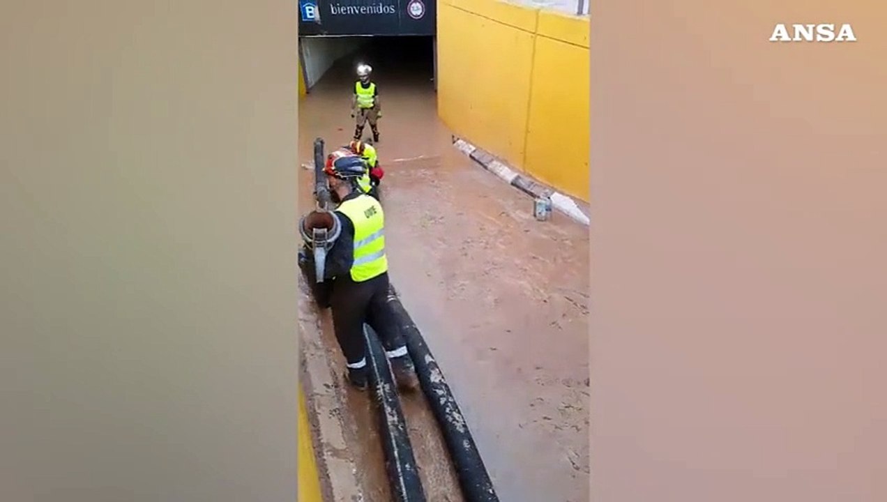 Maltempo Spagna, tragedia nel parking al centro commerciale: "E' un cimitero"