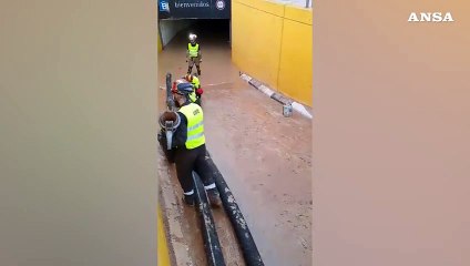 Maltempo Spagna, tragedia nel parking al centro commerciale: "E' un cimitero"