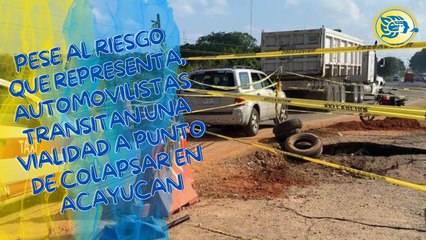 Pese al riesgo que representa, automovilistas transitan una vialidad a punto de colapsar en Acayucan