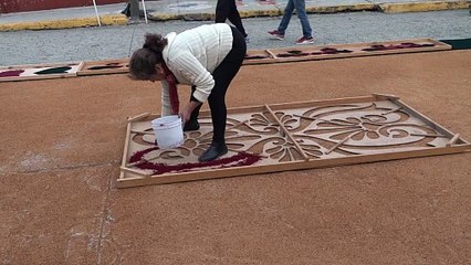 Así se elabora el tapete artesanal de colores en Tlaxiaco Oaxaca 2024 | Para la procesión de la Virgen de la Asunción