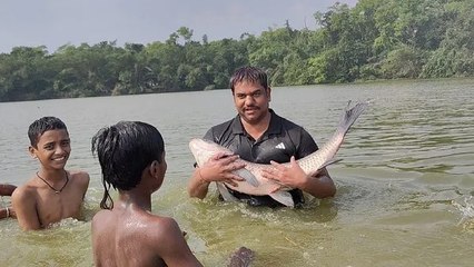 मुकेश सहनी ने पकड़ी 40 KG की मछली, दिया स्पष्ट संदेश, VIP को 4 नहीं 40 तक पहुंचना है