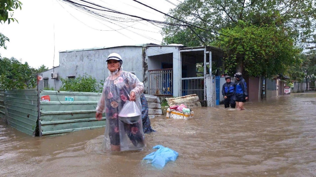 Nước ngập dâng cao sau cơn mưa xối xả, người Đà Nắng tất tả chạy lụt | VTC Now