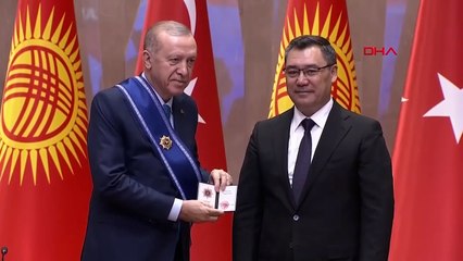 Cumhurbaşkanı Erdoğan’a, Kırgızistan Cumhurbaşkanı Caparov tarafından Manas Nişanı takdim edildi