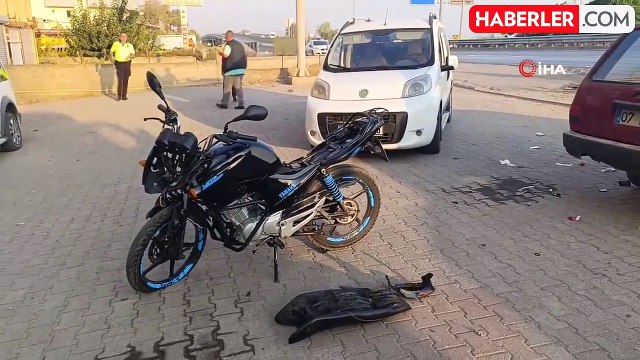 Şerit İhlali Yapan Hafif Ticari Araç Motosiklete Çarptı: 1'i Ağır 2 Yaralı