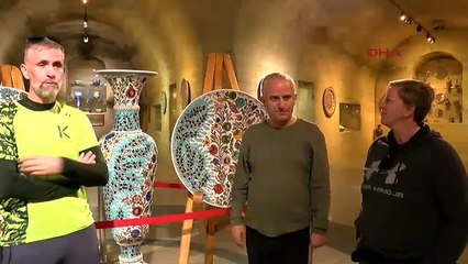 Yerin 20 metre altındaki kayadan oyma müzede, yüzlerce yıllık seramik ve çömlekler sergileniyor