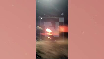 Video: ¡Impactante! En medio de peleas de barras bravas dos niñas tratan un vehículo