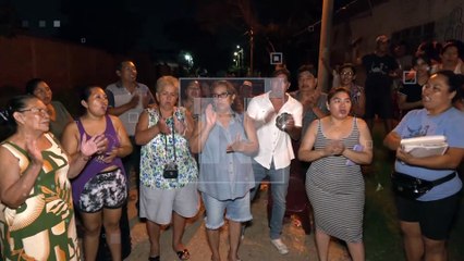 Video: ¡Impactante! En medio de peleas de barras bravas dos niñas tratan un vehículo