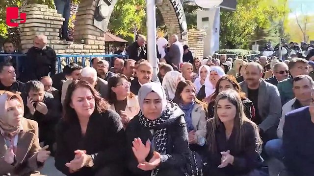 Van'da kayyıma karşı yürüyüş engellendi: Polis ablukası altında Musa Anter Barış Parkı'nda oturma eylemi yapıldı