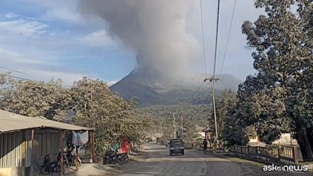 Il vulcano indonesiano erutta di nuovo dopo aver ucciso 10 persone