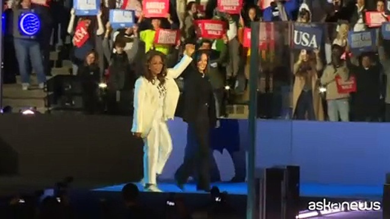 Lady Gaga e le altre star al comizio finale di Kamala Harris: «Yes, she can!»