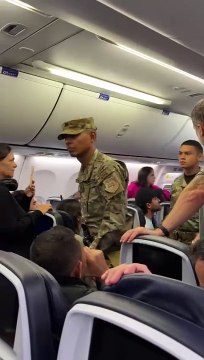 Homem tenta abrir porta de avião durante voo para o Panamá e é contido