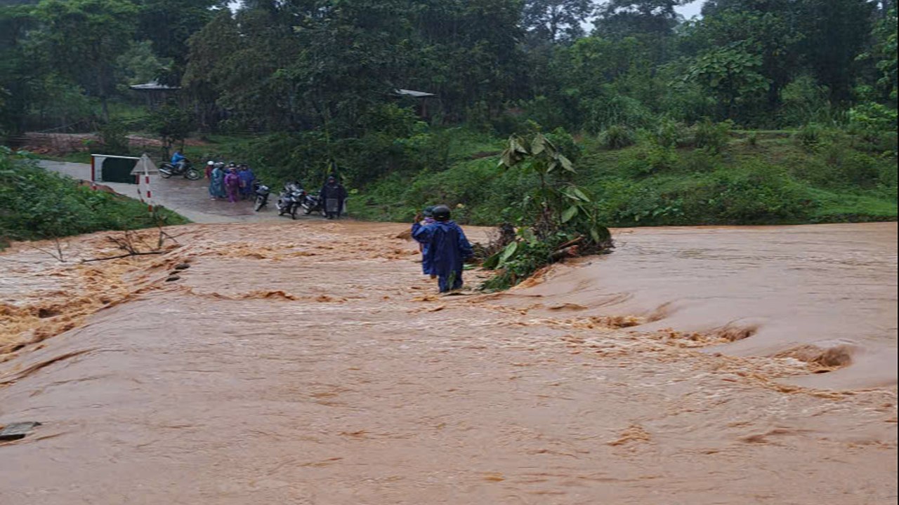 Quảng Bình: Mưa lớn chia cắt, cô lập một số địa phương miền núi