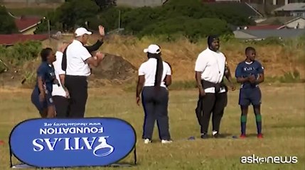 Il principe William gioca a rugby (con la giacca) in Sudafrica