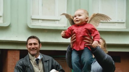 Little boy is born with wings and can fly！
