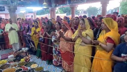 मंदिरों में वैदिक मंत्रोच्चार के साथ चढ़े भोग, हुए भजन