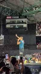 Grosse frayeur pour le chanteur de Coldplay qui tombe dans un trou en plein concert