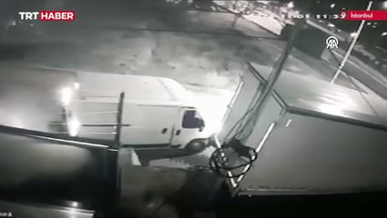 Kamyon kasasından tekstil ürünlerini çaldılar