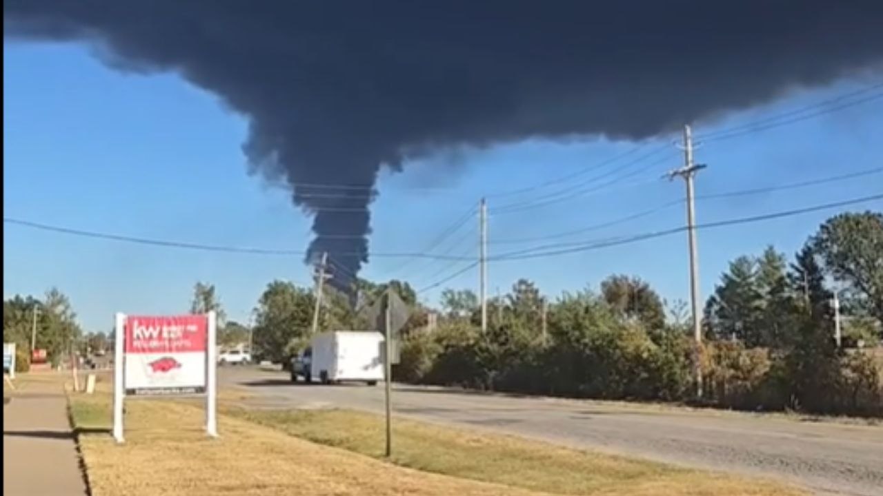 Huge smoke cloud captured on video amid recycling plant fire fiasco in Rogers