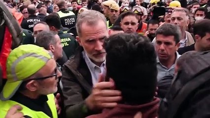 El rey Felipe VI de España se apersona de las inundaciones en Valencia