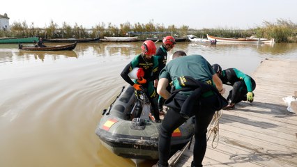Pescadores ayudan a la Guardia Civil a peinar la Albufera