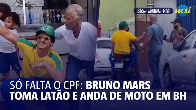 Bruno Mars toma latão e anda de moto sem capacete em BH