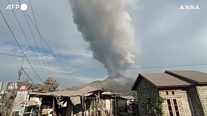 Indonesia, il vulcano Lewotobi erutta ancora: almeno 10 le vittime