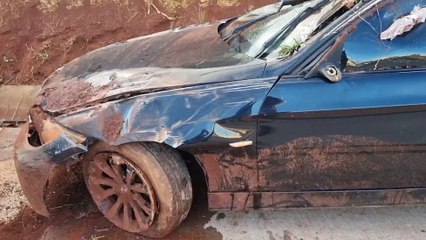 Motorista de BMW capota na BR-163 após levar fechada de carreta