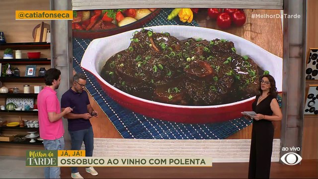 Homem furioso é flagrado em capô de carro e arremessado em rodovia após batida