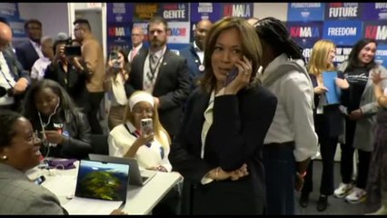 Tappa inattesa a Washington per Harris, al telefono con gli elettori