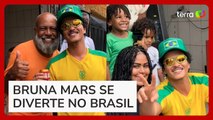 Bruno Mars toma cerveja, anda na garupa de moto e desfila com camisa da Seleção por ruas de BH