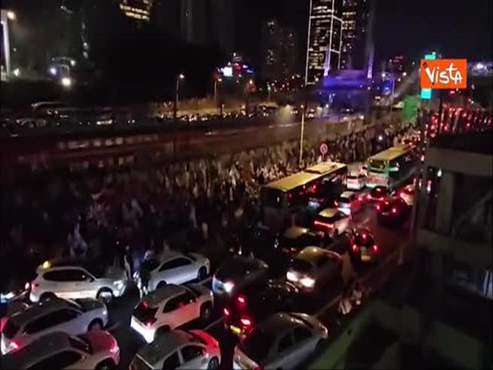 Proteste a Gerusalemme e Tel Aviv dopo che Netanyahu licenzia Ministro Difesa Gallant