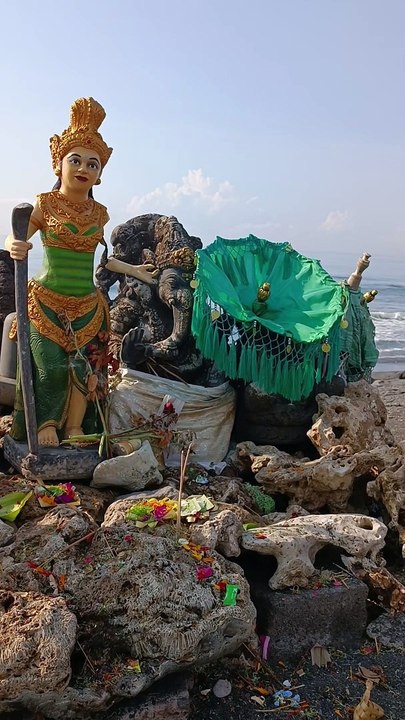 Pelinggih Unik Di Pantai Purnama. Ada Yang Tahu Nama Pelinggihnya?  #PelinggihUnik #PantaiPurnama #Sukawati #Gianyar #Bali