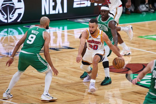 NBA: كوري يقود غولدن ستايت للفوز على سلتيكس