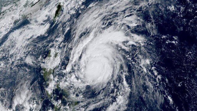 Bão Yinxing giật cấp 17 đang áp sát Biển Đông