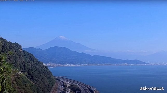 Finalmente la neve sul Monte Fuji che domina Tokyo