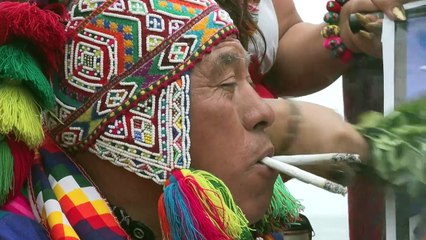 Chamanes peruanos celebran un ritual para "limpiar caminos" a Kamala Harris