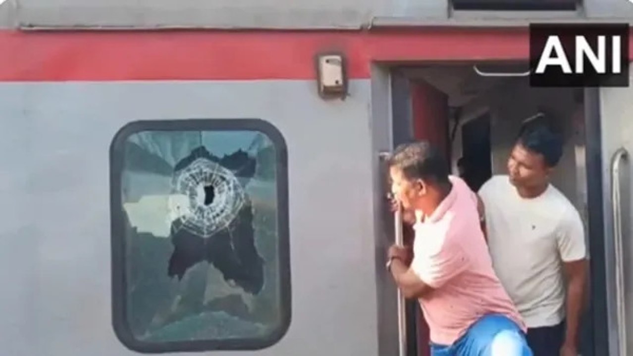 ओडिशा के भद्रक स्टेशन पर नंदन कानन एक्सप्रेस पर फायरिंग, गार्ड कोच की खिड़की पर लगी गोली