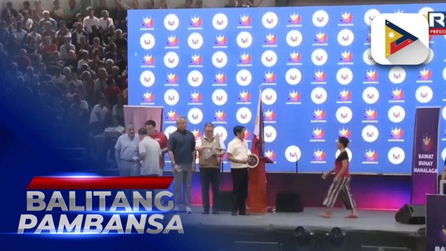 PBBM, pinangunahan ang pamimigay ng tulong sa mga magsasaka at mangingisda sa Camarines Sur