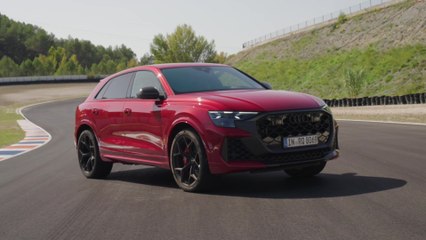 Fahrwerksentwickler Roland Waschkau trifft in Spanien auf den Audi RS Q8 performance