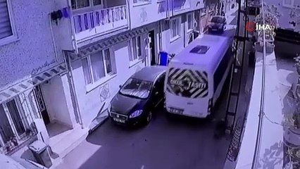 Minibüs kadını böyle ezdi! Geri manevra yapıyordu!