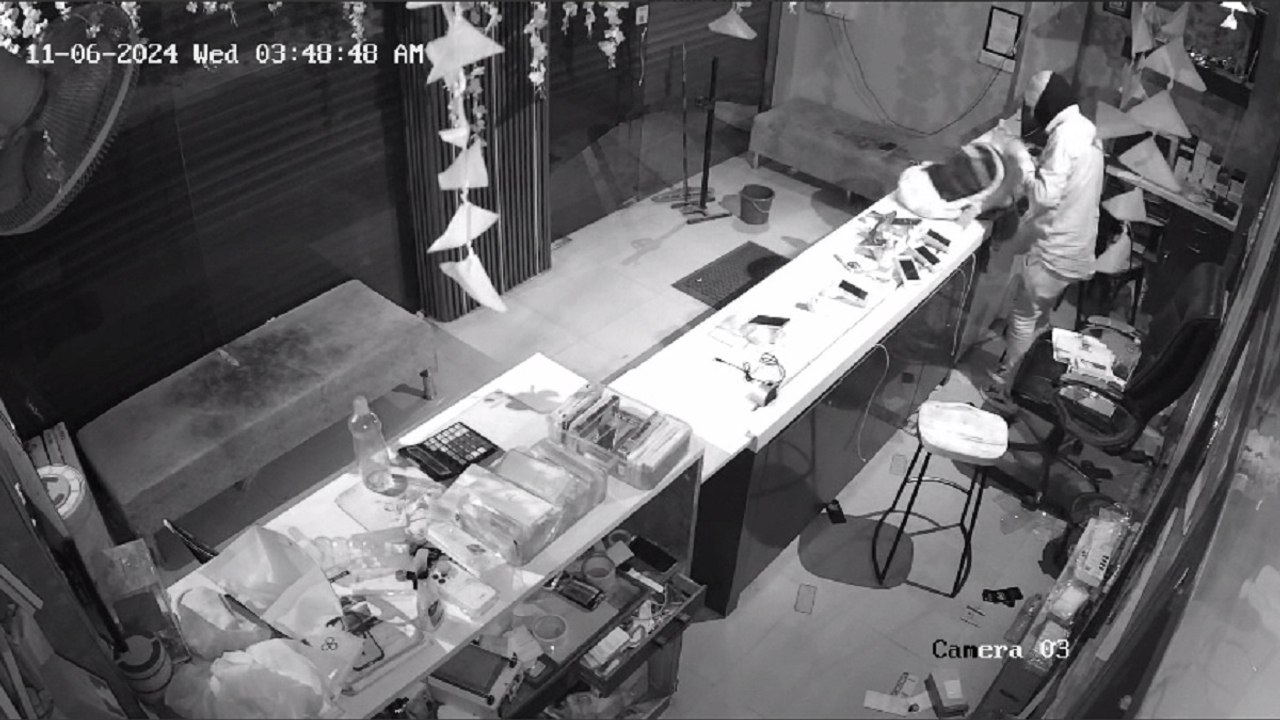 Video : Jaipur में नकाबपोश बदमाशों का Terror, Showroom से चुराए 1.50 करोड़ के Mobile, Cctv में कैद हुई वारदात