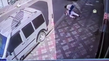 Bağcılar'da bir kadın evine giren hırsızı üzerine atlayıp yakaladı