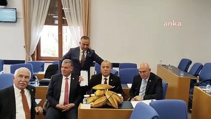 Bütçe görüşmelerinde ekmek ve süt tepkisi: Çiftçiye ananı da al git diyenler vardı, çiftçiyi perişan ettiler!