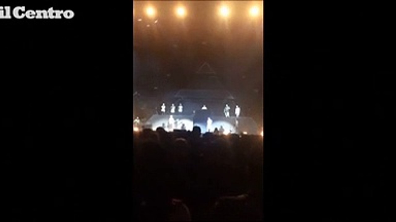 J-Ax e Fedez dedicano il concerto a Cecilia, vittima dell'hotel Rigopiano