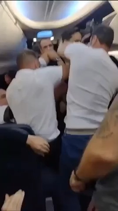 Une #catastrophe aérienne #évitée de justesse cette nuit en #Amérique latine : un #passager du vol CM204 de Copa Airlines a tenté d’ouvrir la porte de secours de l’avion en plein vol en haute altitude.