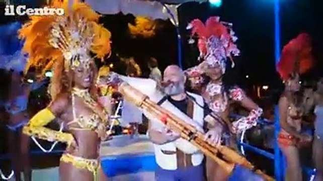 Alba Adriatica, sfilano i carri del Carnevale estivo