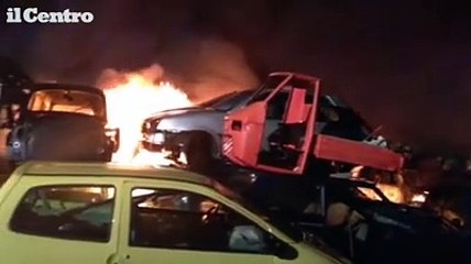 Teramo, incendio devasta uno sfasciacarrozze