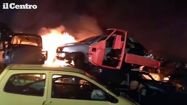 Teramo, incendio devasta uno sfasciacarrozze