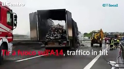 Tir in fiamme, ore di passione sull'A14