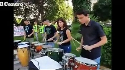 Pescara, flashmob musicale contro il taglio degli alberi